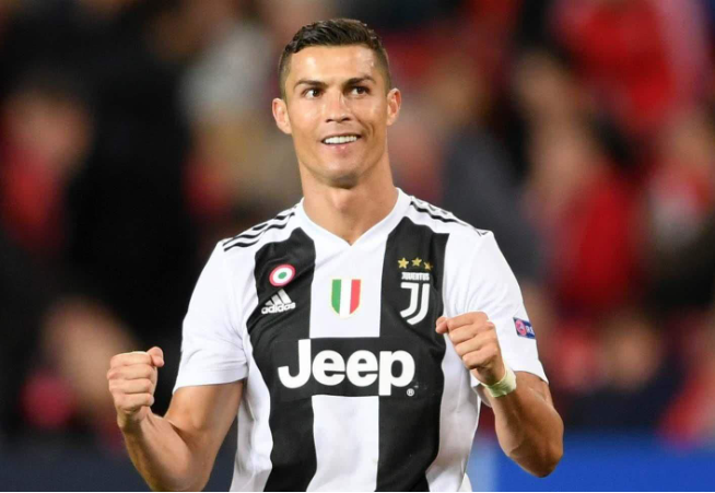 阿森纳成为第二支，在小组赛／联赛阶段10连胜的英伦球队（阿森纳成英伦足坛第二支在小组赛或联赛阶段豪取十连胜的球队）