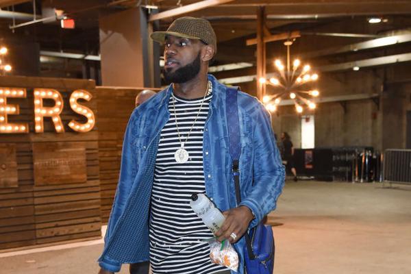 记者：徐彬可能外租葡萄牙，会考虑个人意愿；12月初回国集训（记者称徐彬或租借赴葡萄牙，将尊重本人意愿；12月上旬回国参加集训）