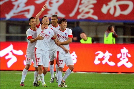 云南玉昆祝贺铜梁龙冲超：对从业余联赛起步的艰辛感同身受（云南玉昆祝贺铜梁龙冲超成功：同为业余起步，深知一路艰辛）