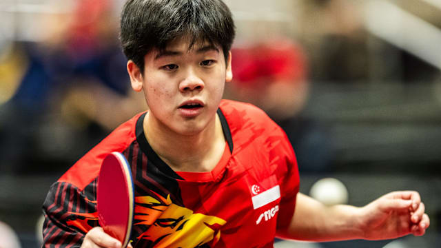 达成生涯400助里程碑，梅西赛后把球衣送给了看台上的父母（梅西达成生涯第400次助攻里程碑，赛后将球衣送上看台献给父母）