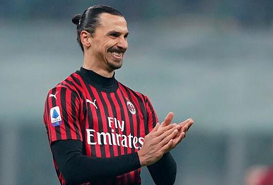 掘金主场有几位小球迷举牌支持威少：拉塞尔拿MVP（掘金主场小球迷举牌力挺威少：齐喊拉塞尔是MVP）