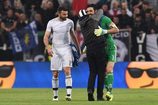 足球欧冠淘汰赛门票秒罄，黄牛翻倍叫价（欧冠淘汰赛门票瞬间售罄，黄牛价翻番）