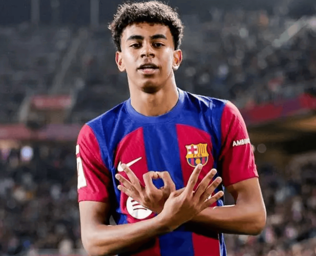 男子下棋时吸烟不慎引燃衣物（男子对弈抽烟失手点燃衣服）