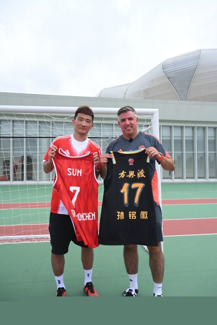 斯洛特：我已经让萨拉赫知道他不会参赛，这是我们唯一的交流（斯洛特：我只告知萨拉赫将不会出场，除此之外未再沟通）