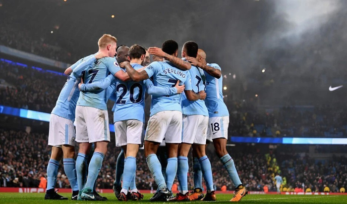 欧冠赛场精彩瞬间：巴萨主场2-0取胜,（欧冠之夜：巴萨主场2比0告捷）